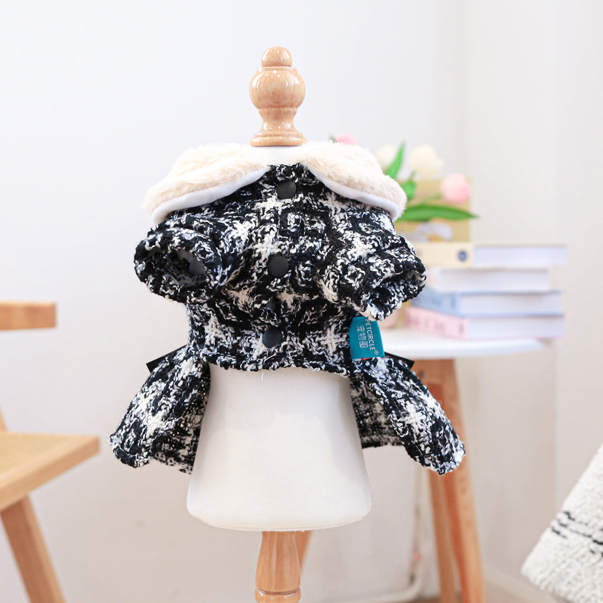 Robe d'hiver en tricot de polyester à carreaux pour chien avec bordure en fausse fourrure et accent floral, style jupe princesse avec fermeture à boucle à pression pour petites races, cadeau de Noël idéal pour chiens et chats 
