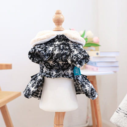 Robe d'hiver en tricot de polyester à carreaux pour chien avec bordure en fausse fourrure et accent floral, style jupe princesse avec fermeture à boucle à pression pour petites races, cadeau de Noël idéal pour chiens et chats 