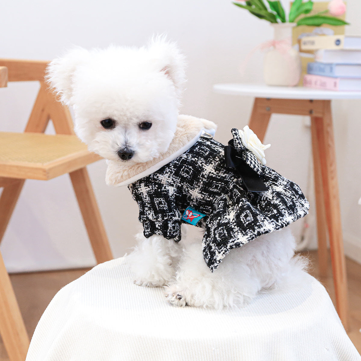 Robe d'hiver en tricot de polyester à carreaux pour chien avec bordure en fausse fourrure et accent floral, style jupe princesse avec fermeture à boucle à pression pour petites races, cadeau de Noël idéal pour chiens et chats 