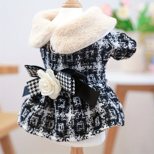 Robe d'hiver en tricot de polyester à carreaux pour chien avec bordure en fausse fourrure et accent floral, style jupe princesse avec fermeture à boucle à pression pour petites races, cadeau de Noël idéal pour chiens et chats 