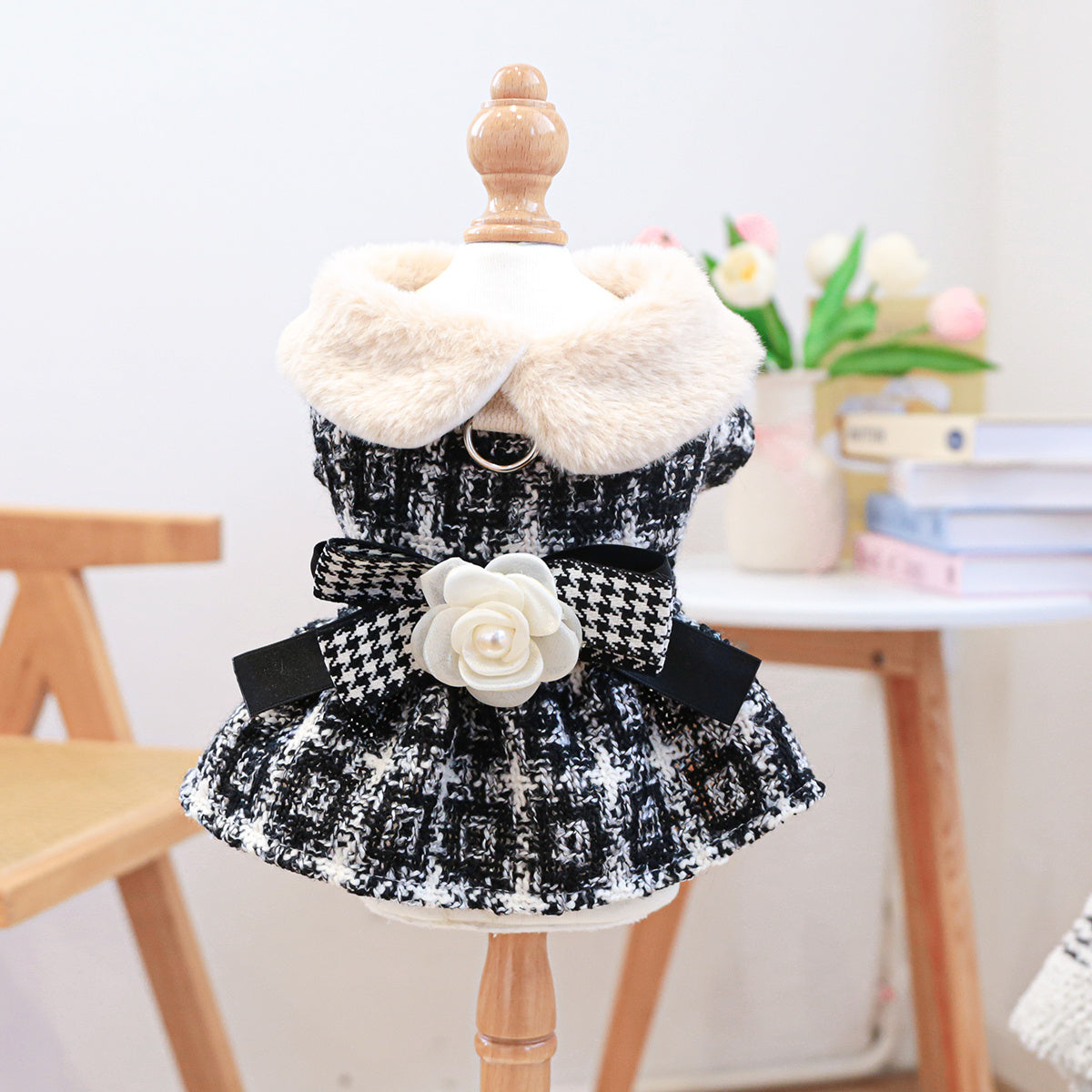 Robe d'hiver en tricot de polyester à carreaux pour chien avec bordure en fausse fourrure et accent floral, style jupe princesse avec fermeture à boucle à pression pour petites races, cadeau de Noël idéal pour chiens et chats 