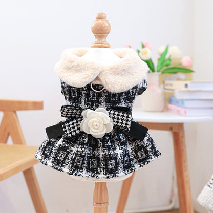 Robe d'hiver en tricot de polyester à carreaux pour chien avec bordure en fausse fourrure et accent floral, style jupe princesse avec fermeture à boucle à pression pour petites races, cadeau de Noël idéal pour chiens et chats 