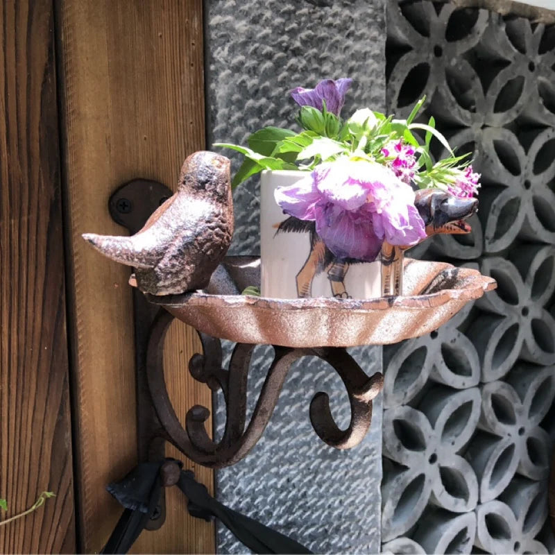Mangeoire à oiseaux murale en fonte de style campagnard vintage avec couple d'oiseaux et plaque métallique rétro en métal lourd