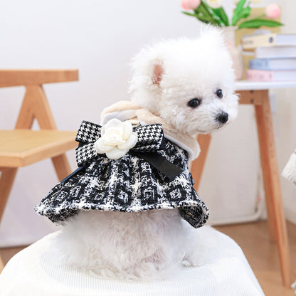 Robe d'hiver en tricot de polyester à carreaux pour chien avec bordure en fausse fourrure et accent floral, style jupe princesse avec fermeture à boucle à pression pour petites races, cadeau de Noël idéal pour chiens et chats 