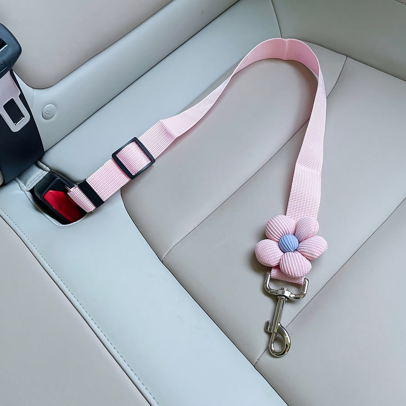 Ceinture de sécurité réglable pour animaux de compagnie – Polyester durable avec jolie breloque en forme de fleur pour la sécurité des chiens et des chats